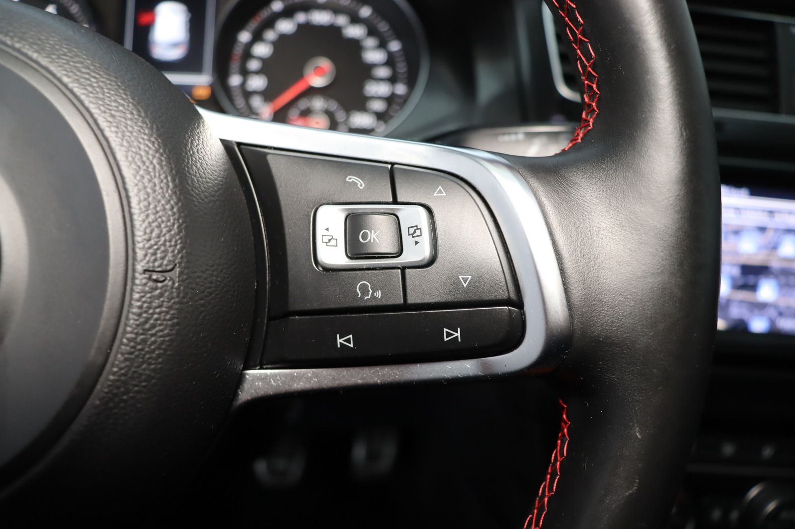 Fahrzeugabbildung Volkswagen Golf 2.0 TSI GTI * Standheizung * PDC