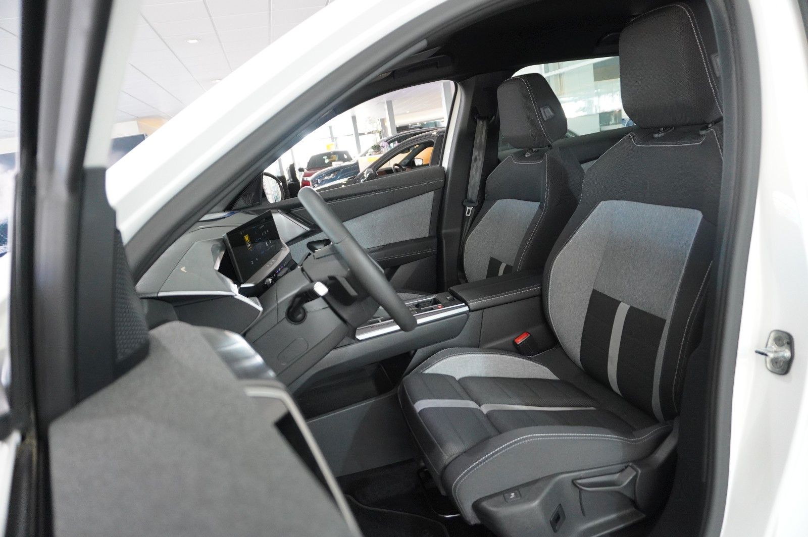 Fahrzeugabbildung Opel Grandland 1.2 48V HYBRID EDIT. NAVI/LED/KAMERA