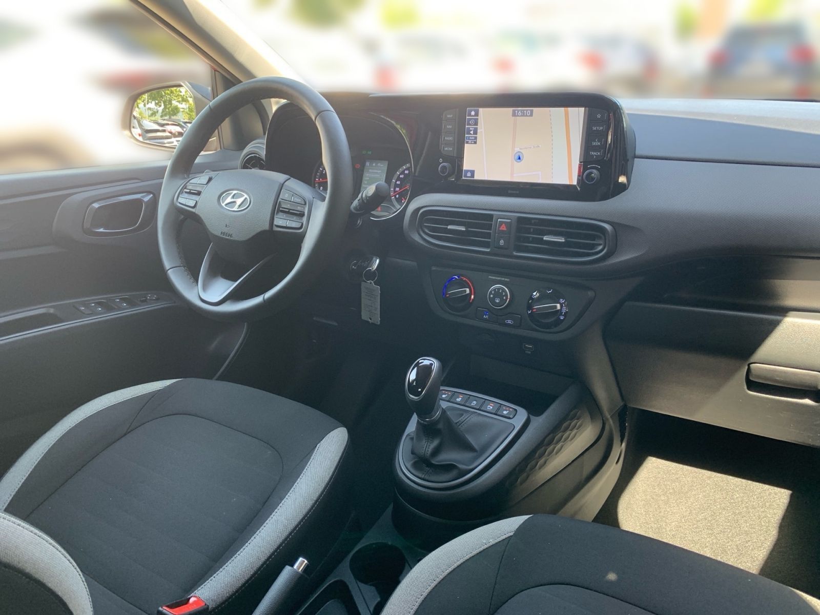 Fahrzeugabbildung Hyundai i10 1.2 PDC Navi Kamera 8Fach Bereift
