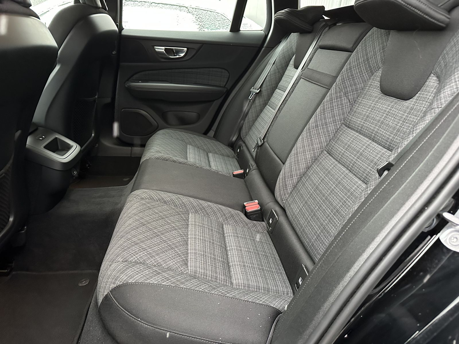 Fahrzeugabbildung Volvo V60 B4 D Core NAV+LED+KAM+AHK+VCOCKPIT+17ZO+1HD