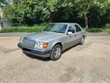Mercedes-Benz silberner Mercedes-Benz 260E (W124) - Mercedes-Benz 260 aus 1991