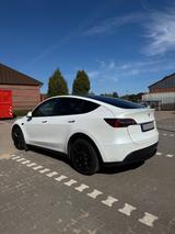 Tesla Model Y Long Range Allrad - 1. Hand / 20 Zoll - Tesla Model Y