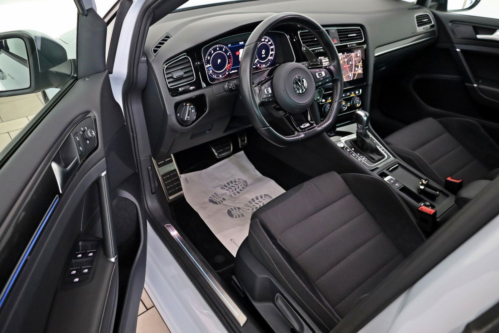 Fahrzeugabbildung Volkswagen Golf VII Lim. R 4M Navi,LED,PDC,Kamera,SH,SR+WR