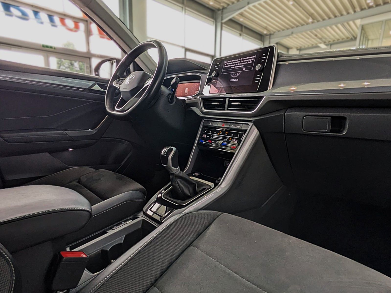 Fahrzeugabbildung Volkswagen T-Roc 2.0 TDI STYLE NAVI SHZ ACC LED CAM AHK