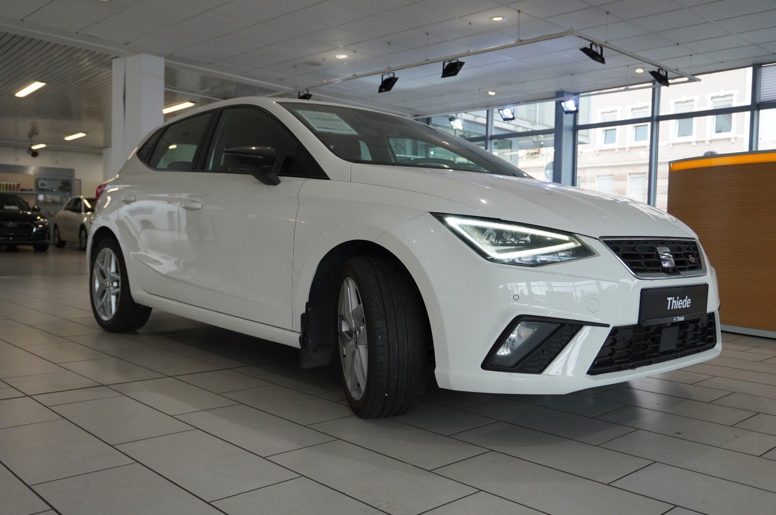 Fahrzeugabbildung SEAT Ibiza 1.0 TSI FR SPORT LED/NAVI/SHZ/PDC/TEMP/17"