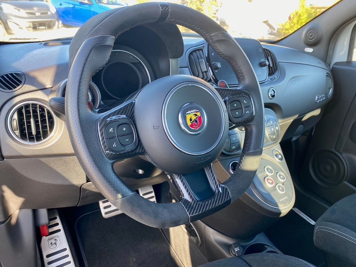 Fahrzeugabbildung Abarth 695 AAC NAVI BI-XENON BEATS MTA PAKET