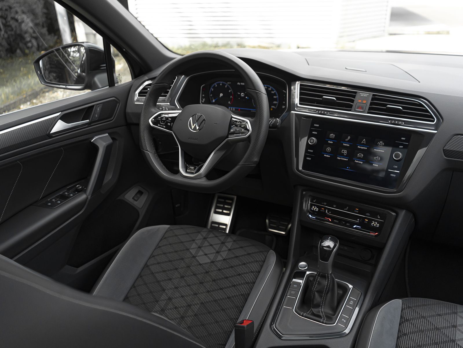 Volkswagen Tiguan R-Line 1.5 TSI LED Navi Pano AHK ParkPilo foto 16