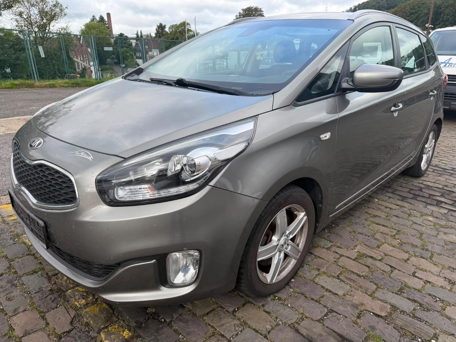 Kia Carens 2014 — rear view