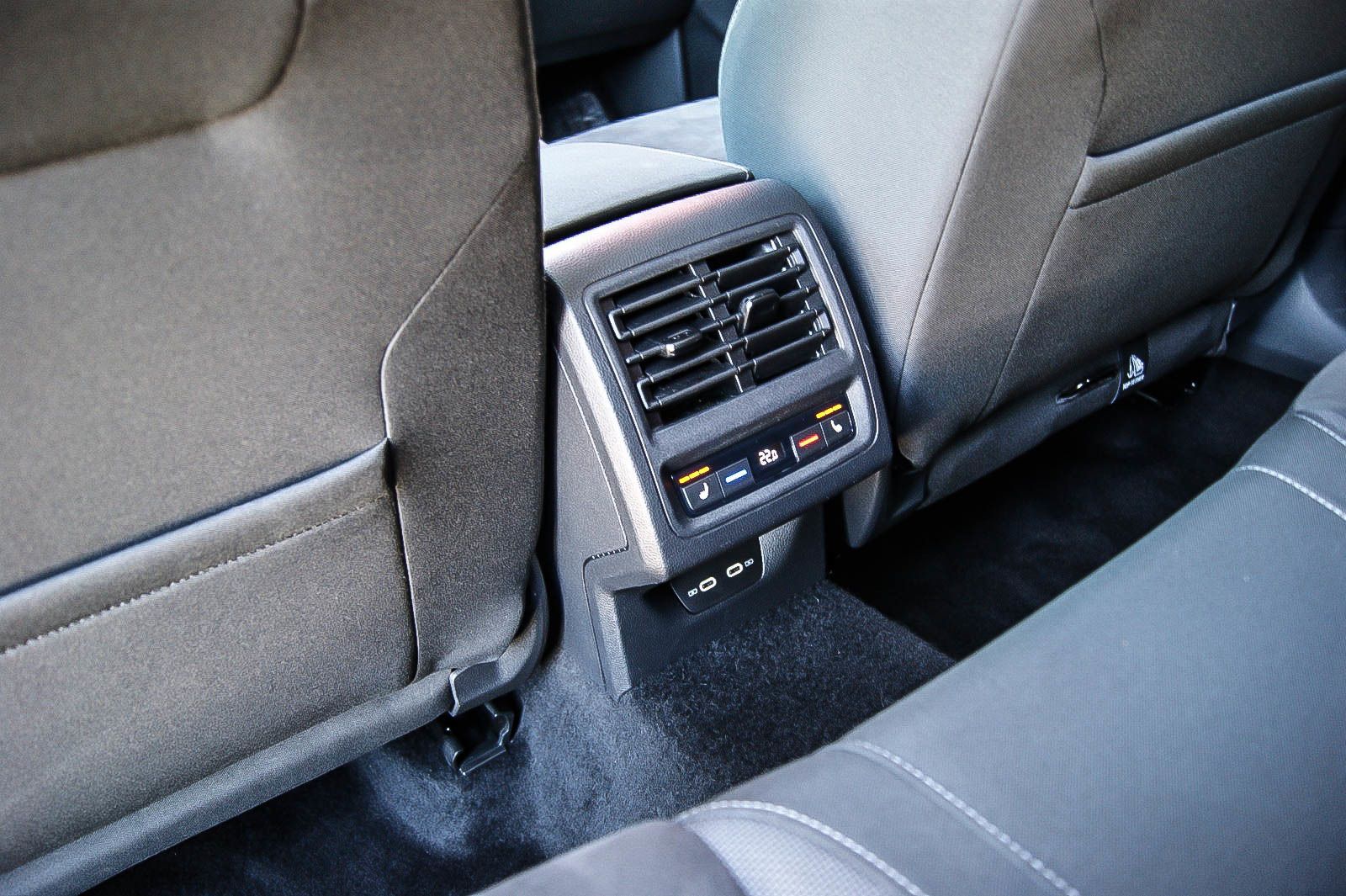 Fahrzeugabbildung Volkswagen Golf VIII 1.5eTSI DSG First Edition MATRIX ANHZV