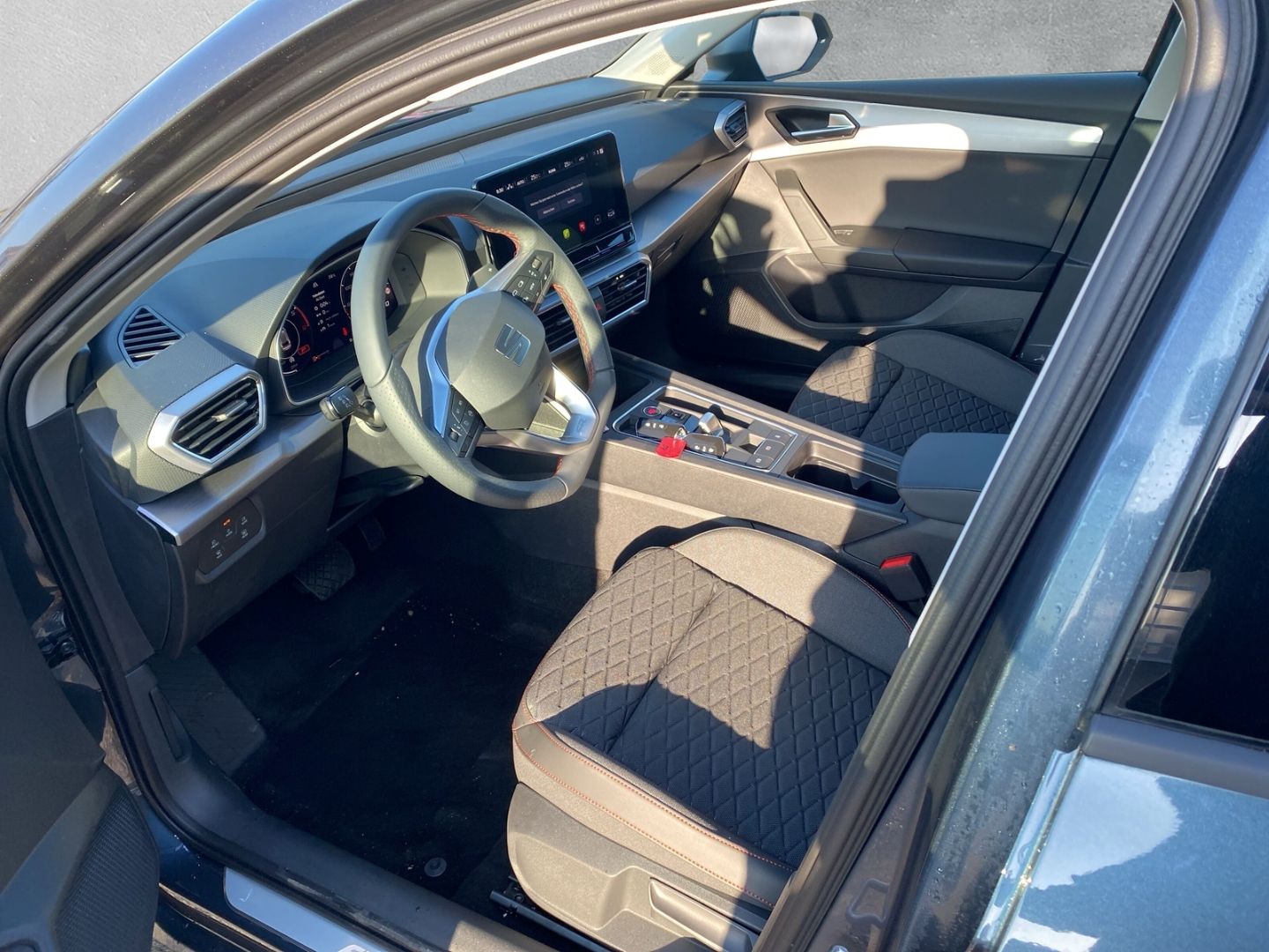 Fahrzeugabbildung SEAT Leon Sportstourer FR 2.0 TDI EU6d Navi Digitales