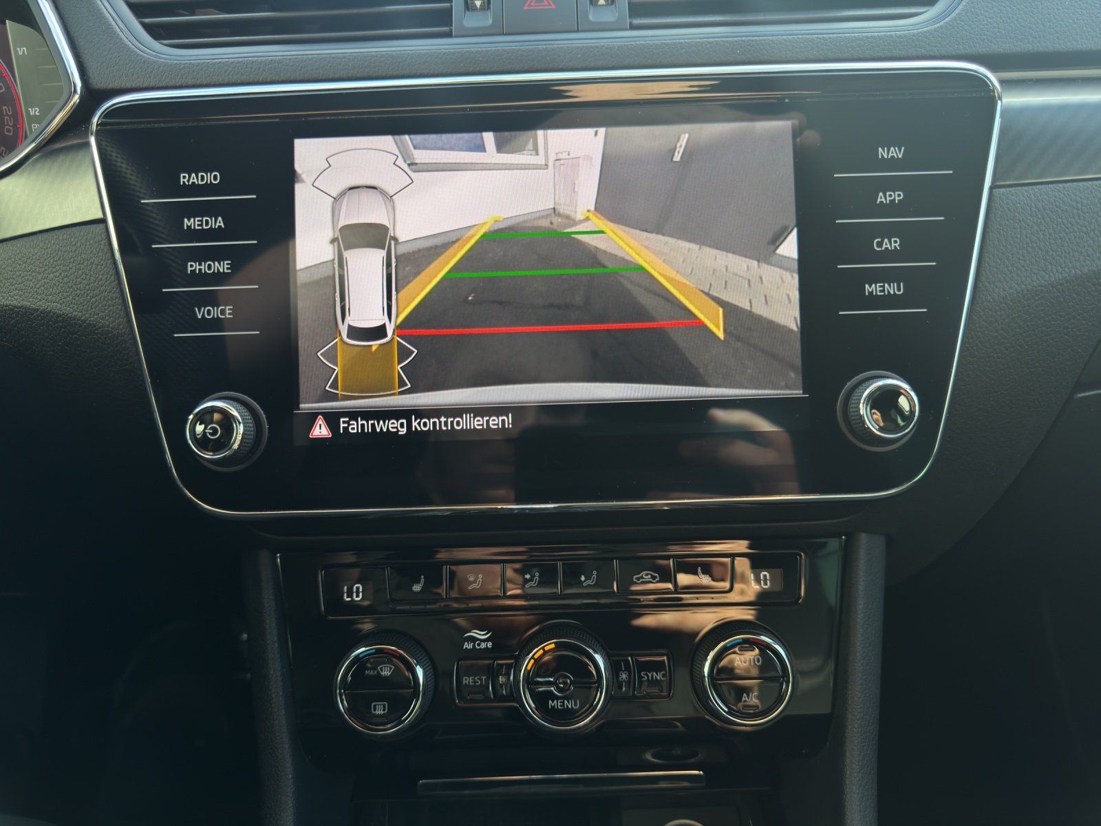 Fahrzeugabbildung SKODA Superb Combi 2.0 TSI Sportline/AHK/ACC/KAMERA/