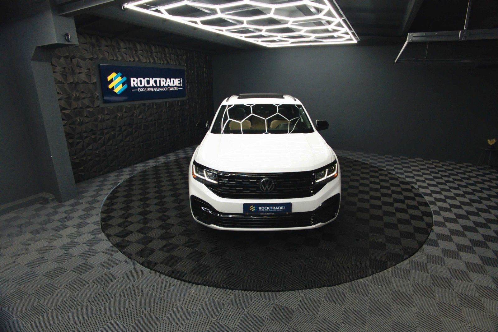 Fahrzeugabbildung Volkswagen ATLAS 3.6 Cross Sport 4x4 R-Line Black 4Motion