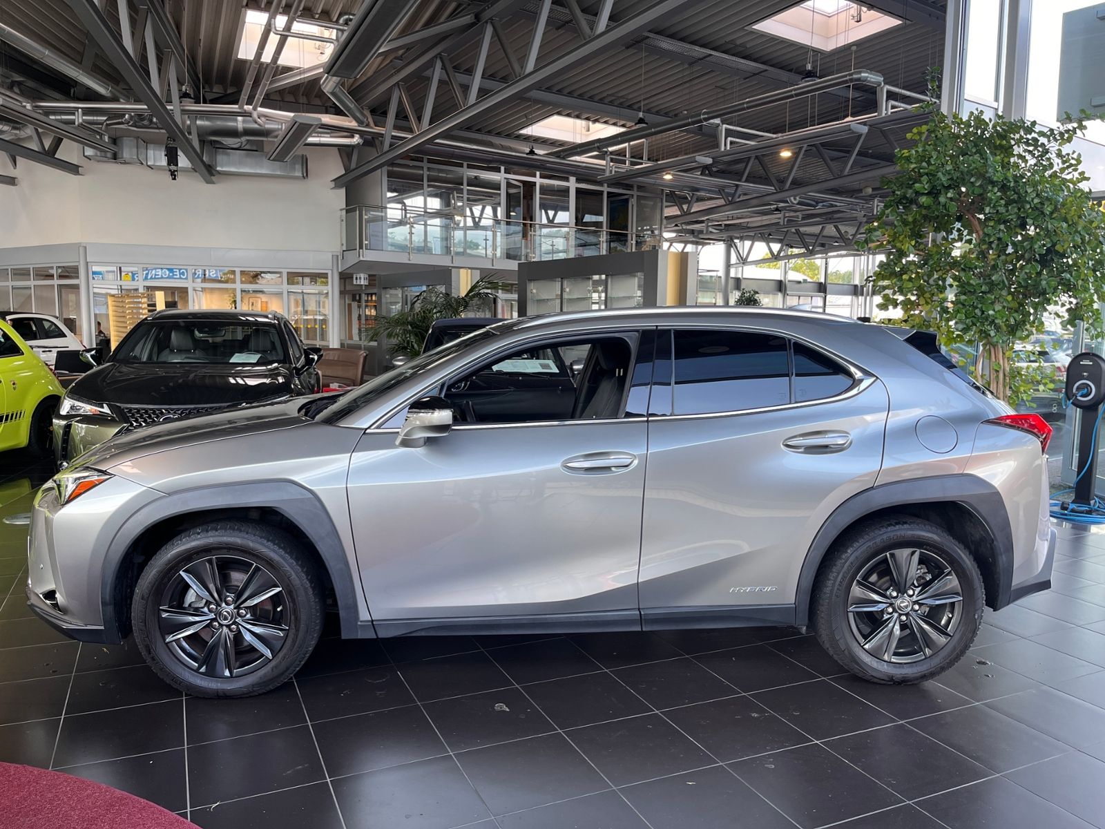 Fahrzeugabbildung Lexus UX 250h Launch Edition LED AHK NAV RFK SHZ ALU