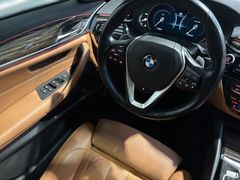 Fahrzeugabbildung BMW 530d Sport Line -- ACC/ Pano/ AHK/ STHZG/ 19LM