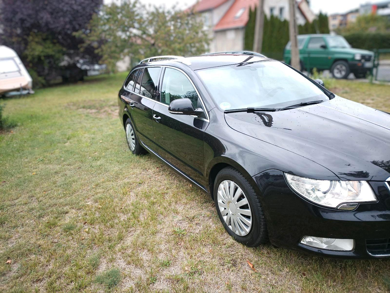 Skoda Superb 2012 — rear view