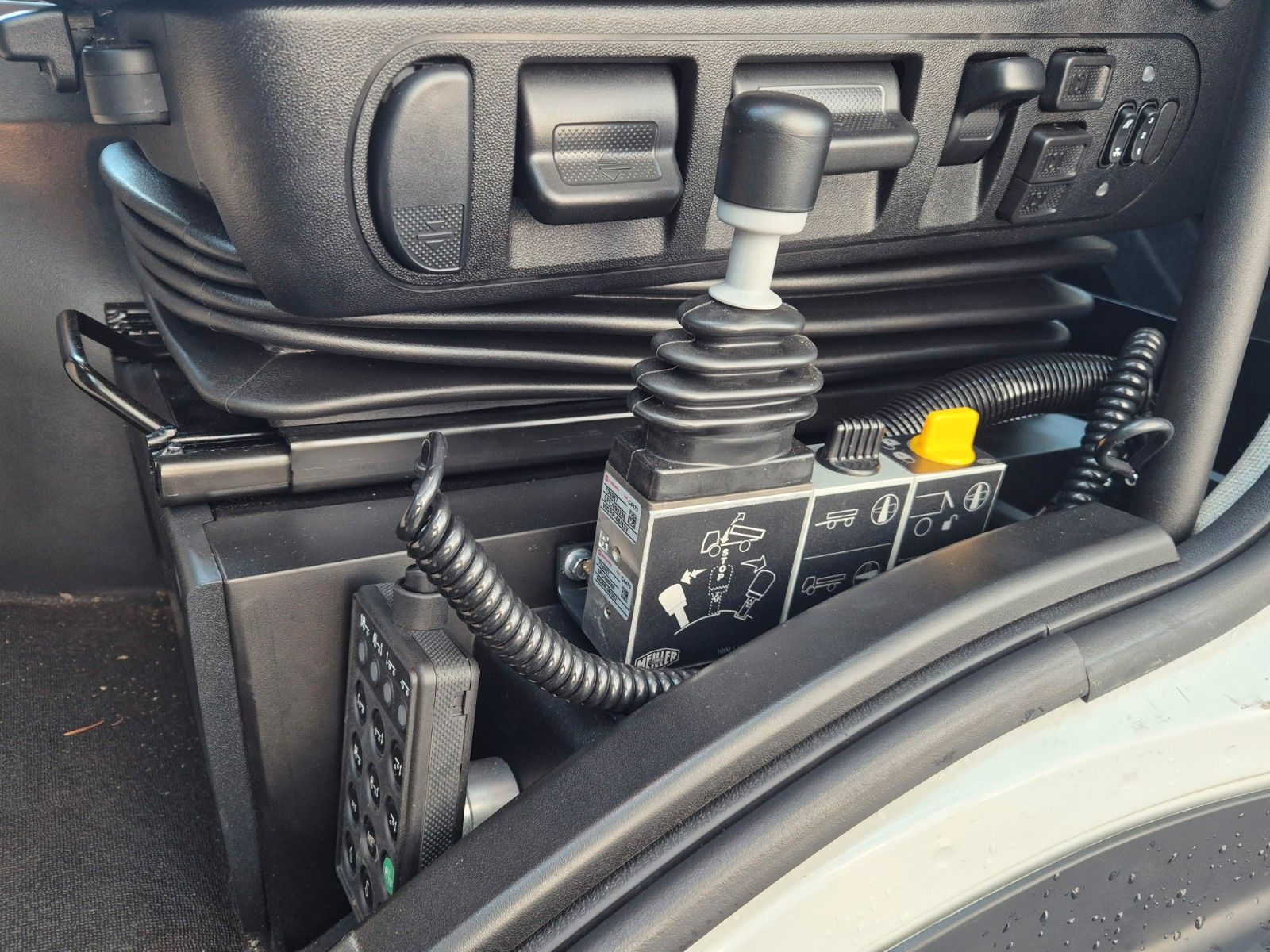 Fahrzeugabbildung Iveco AT190T36W/P 4x4 Allrad, Meiller-Dreiseitenkipper