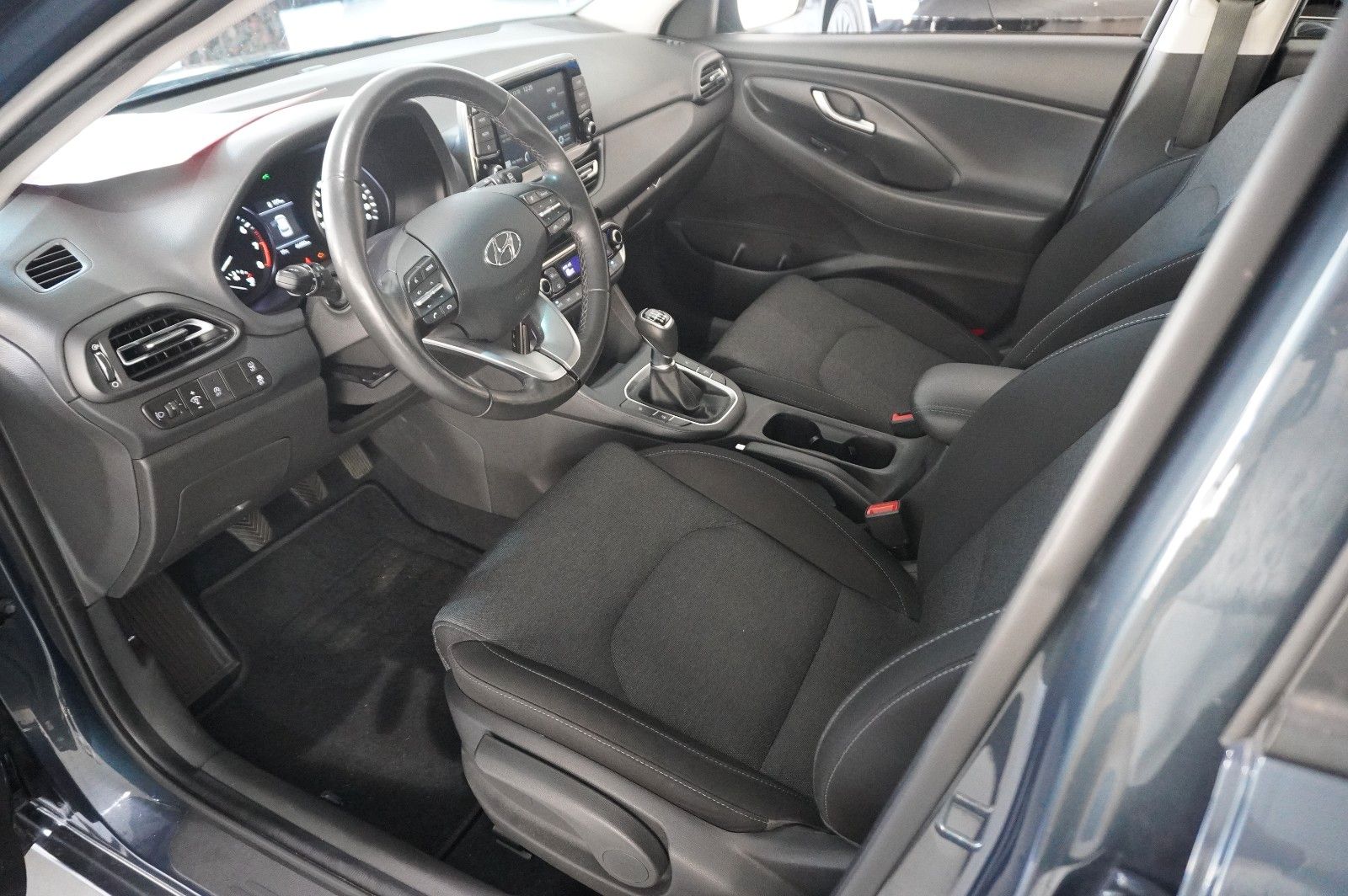 Fahrzeugabbildung Hyundai i30 1.5 T-GDI PURE NAVI/LED/KAMERA/SPORT/SH/AHK