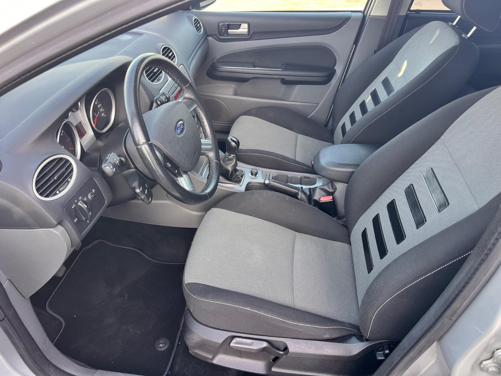 Ford Focus 2011 — photo 22