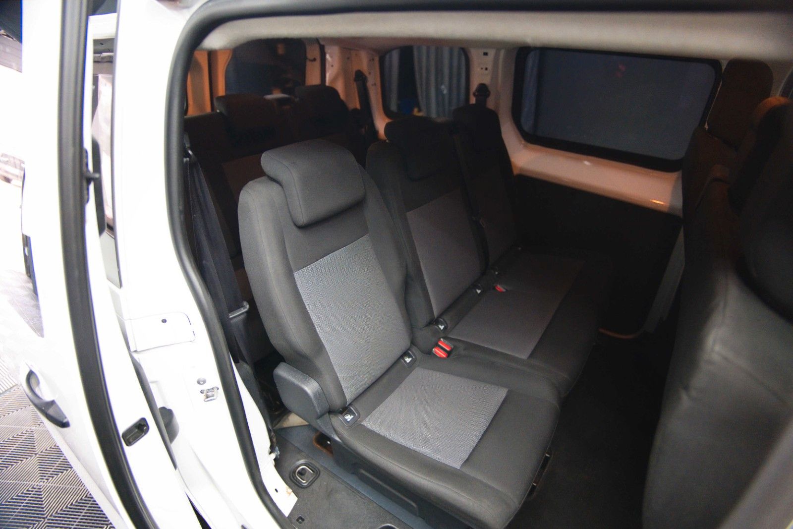 Fahrzeugabbildung Opel Vivaro Kombi S | 9 Sitze | Klima | DAB | TÜV NEU