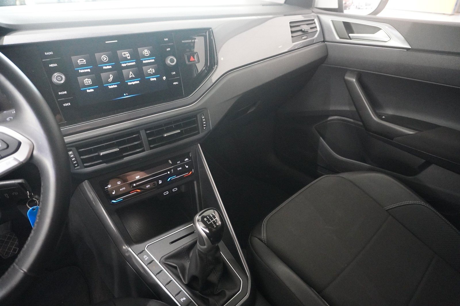 Fahrzeugabbildung Volkswagen Taigo 1.0 TSI STYLE NAVI/IQ-LIGHT/VIRT./SH/DAB+