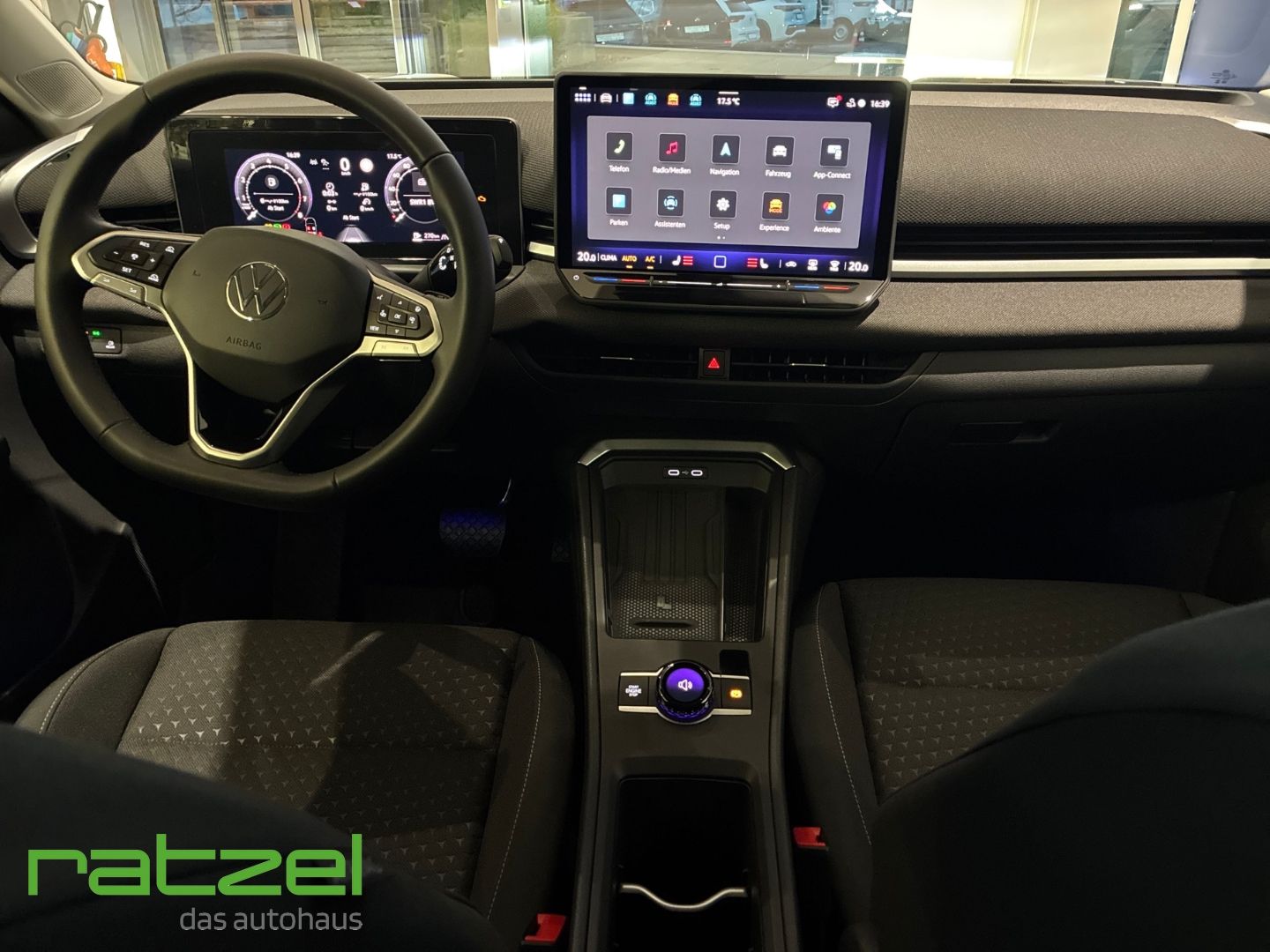 Fahrzeugabbildung Volkswagen T-Roc LIFE 1.5 eTSI DSG 8-fach+PDC+SHZ+LED+Klima