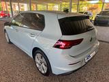 Volkswagen Golf VIII 1.5 eTSI DSG Life | KAM | APP | ACC | - : Limousine