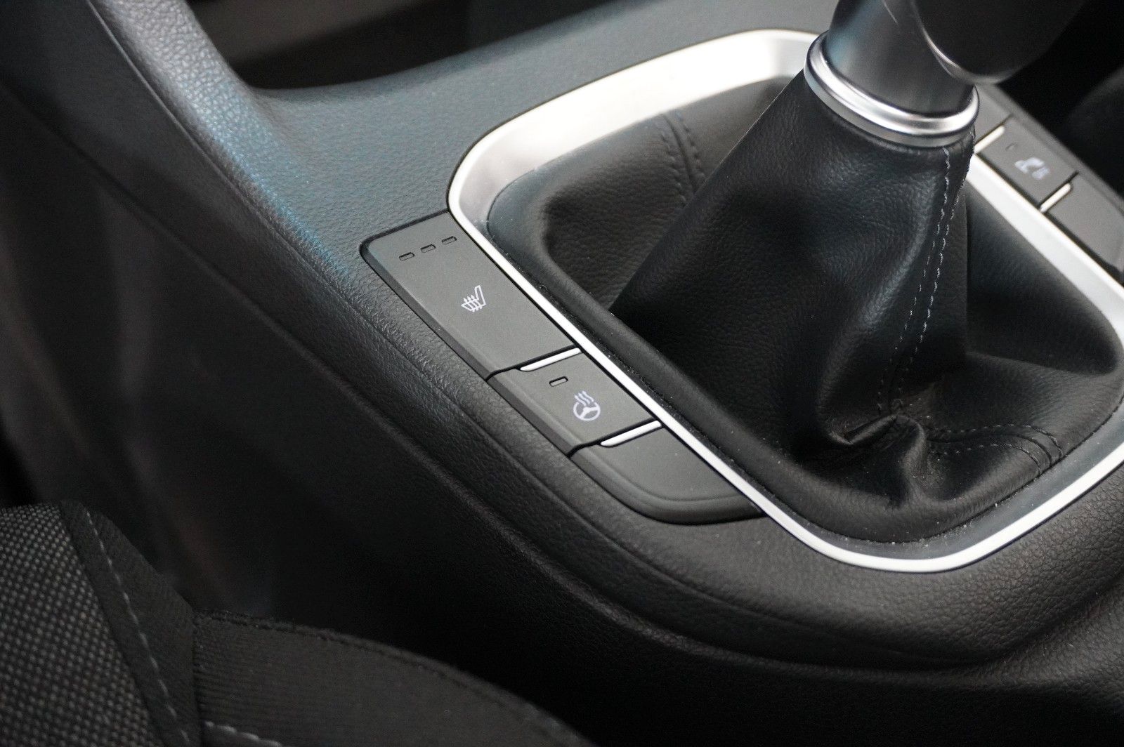 Fahrzeugabbildung Hyundai i30 1.5 T-GDI PURE NAVI/LED/KAMERA/SPORT/SH/AHK