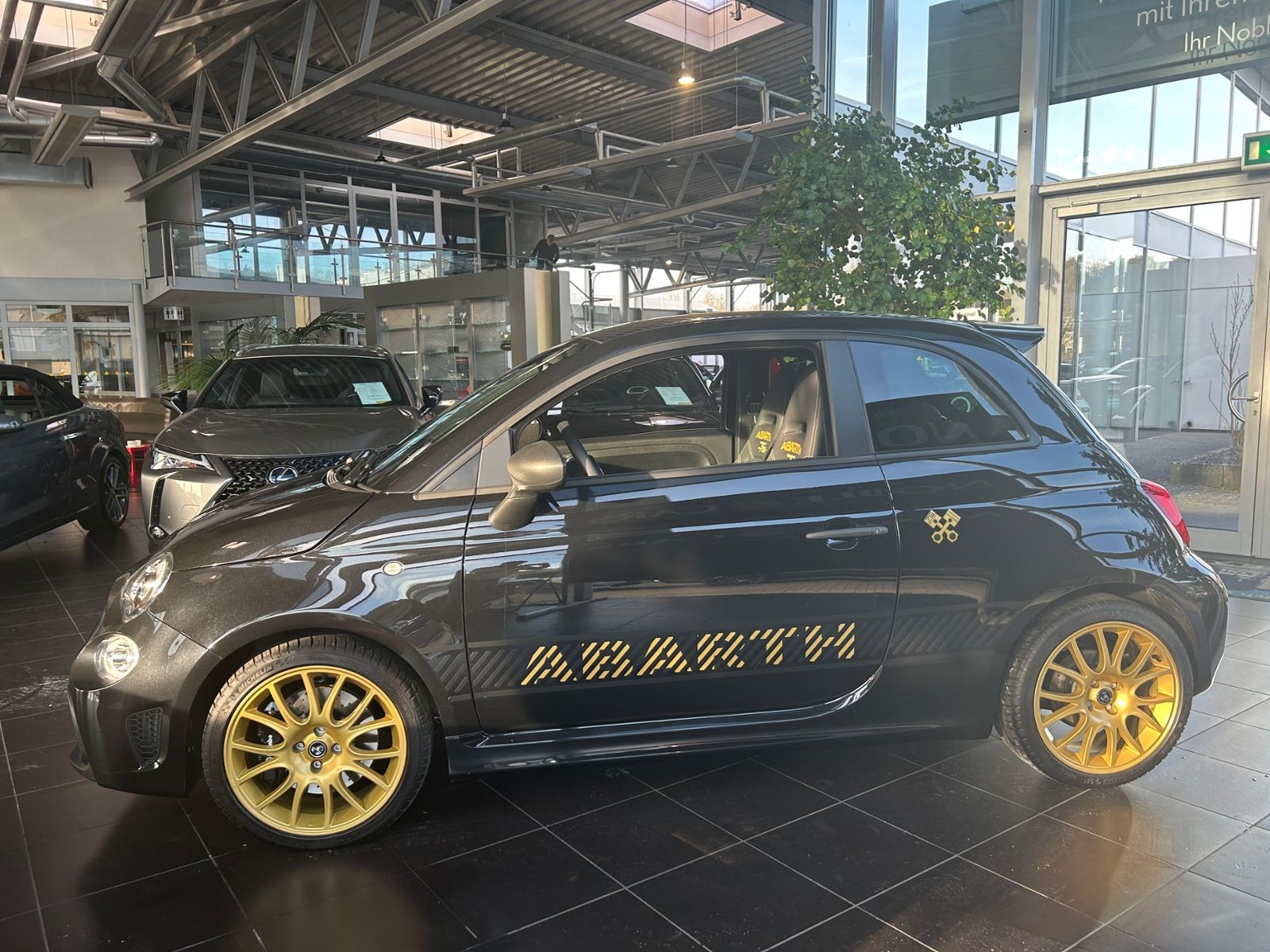 Fahrzeugabbildung Abarth 695 75 Anniversario 1.4 T-Jet BEATS