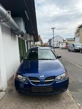 Nissan Gebrauchte Auto - gebrauchte Nissan Almera aus dem Jahr 2003