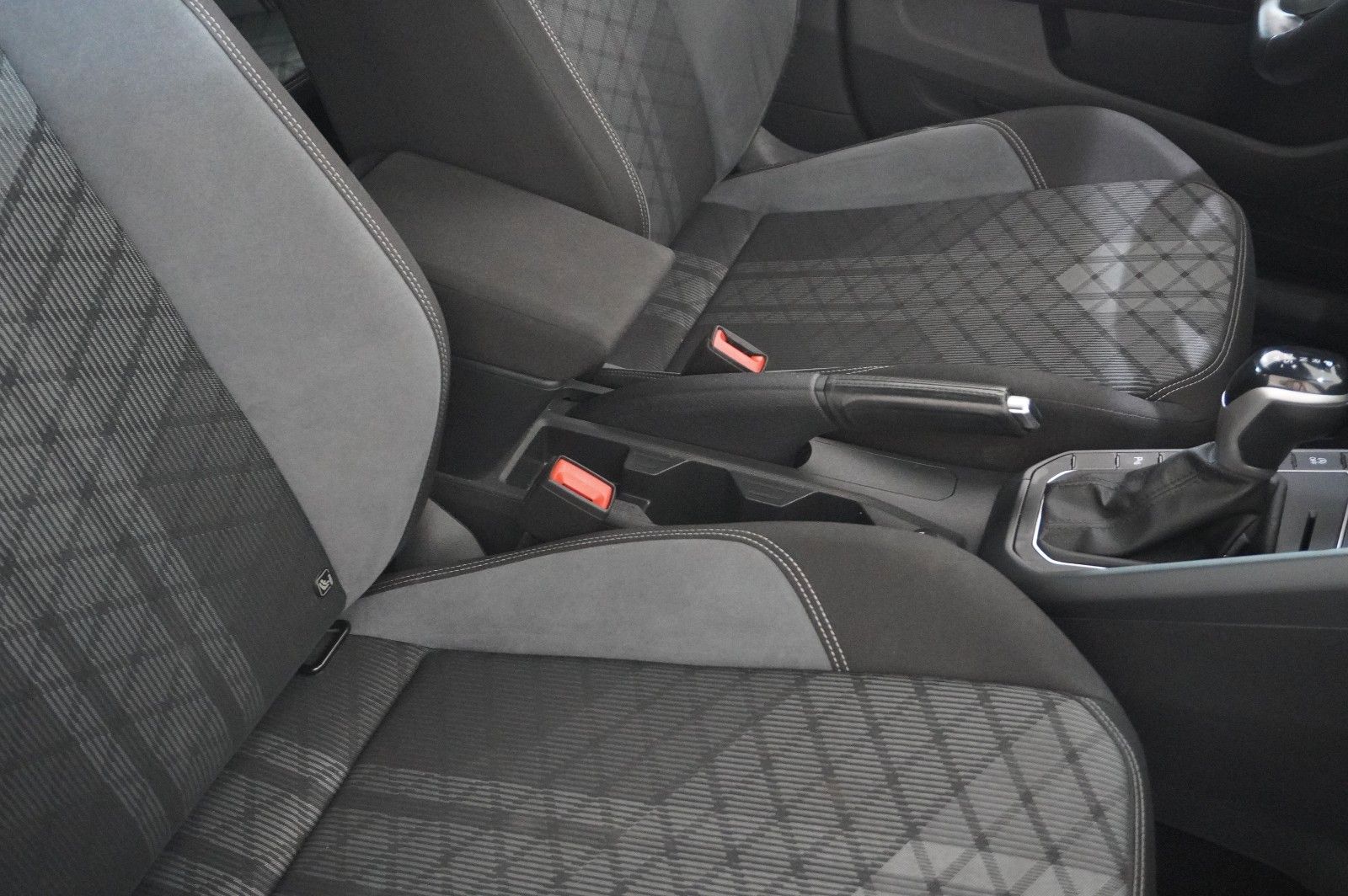Fahrzeugabbildung Volkswagen Taigo 1.0 TSI R-LINE NAVI/LED/KAMERA/SPORT/DAB+