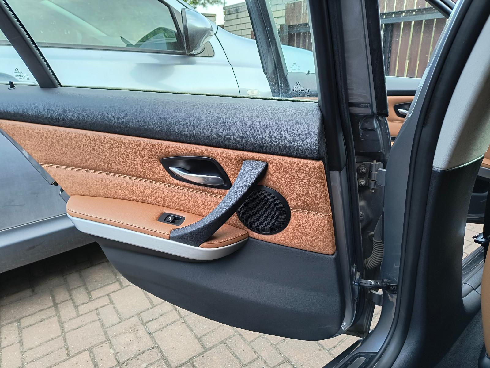 BMW 330 2010 — photo 7