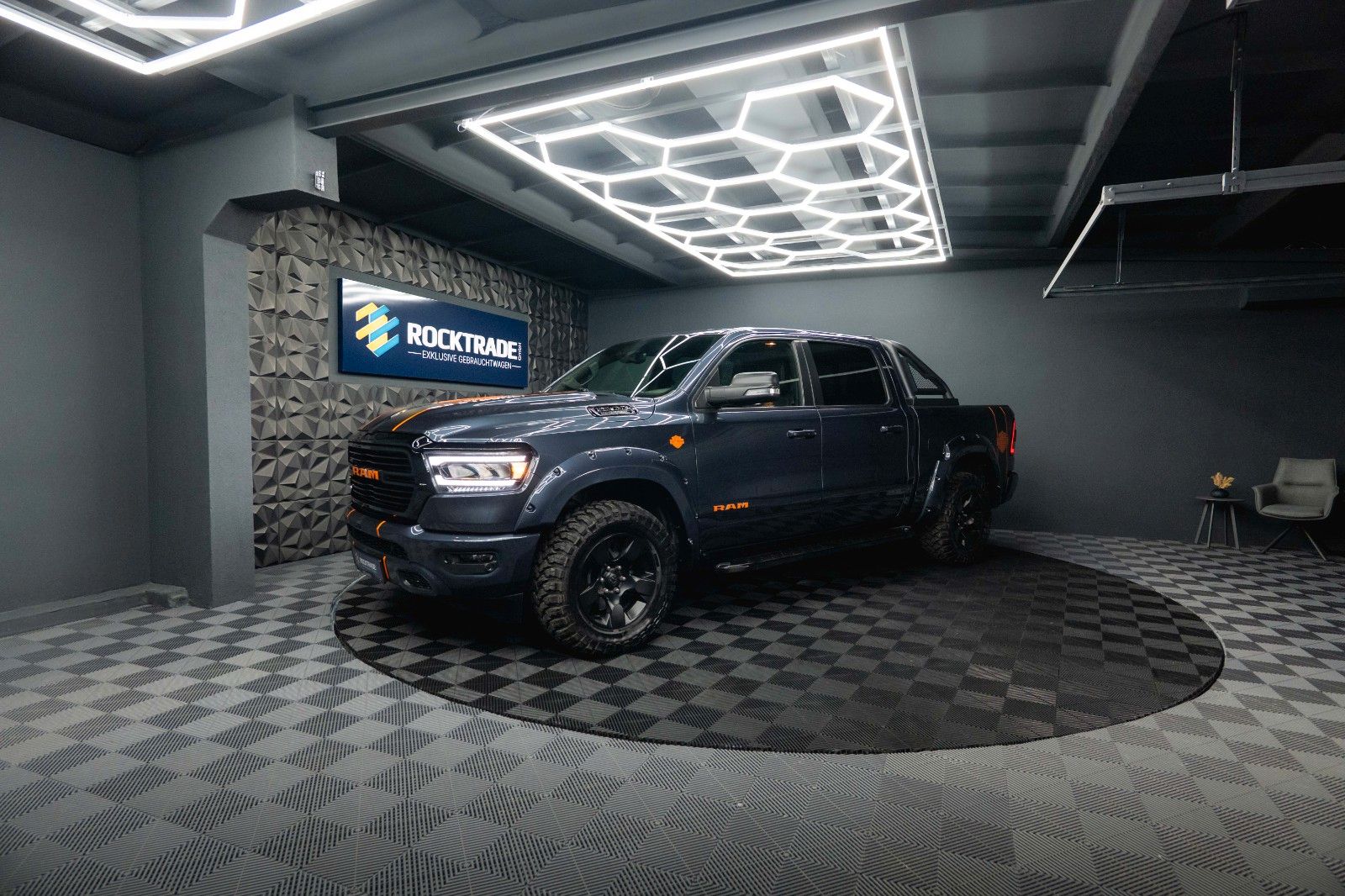 Fahrzeugabbildung Dodge RAM 5.7 V8 HEMI 4x4 OFFROAD Night HarleyDavidson