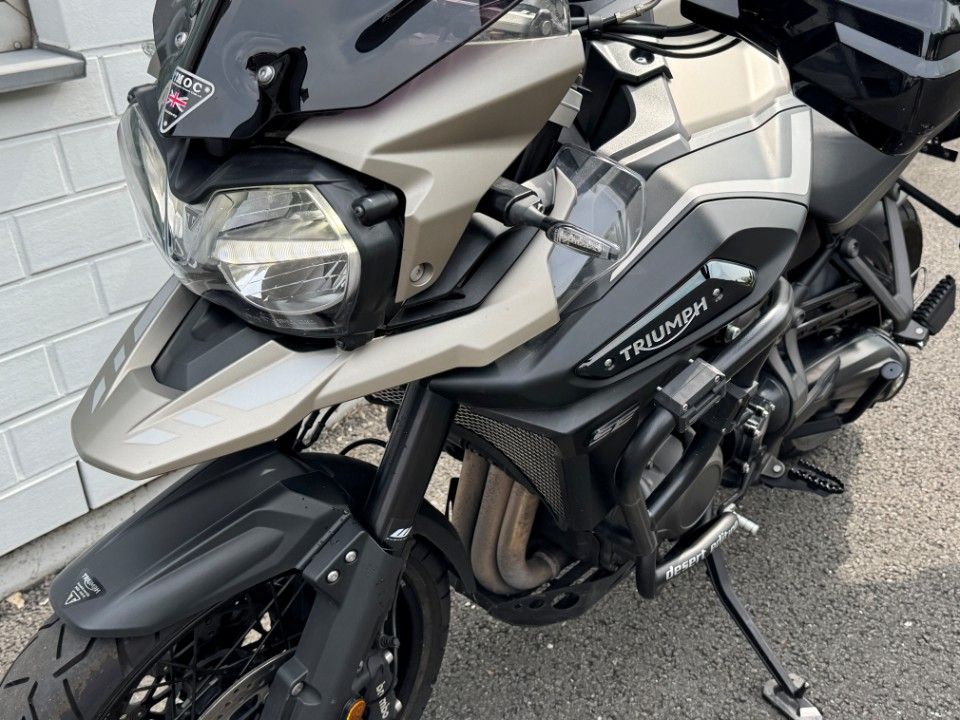 Fahrzeugabbildung Triumph Tiger 1200er Desert Edition Koffer Bügel Scheibe