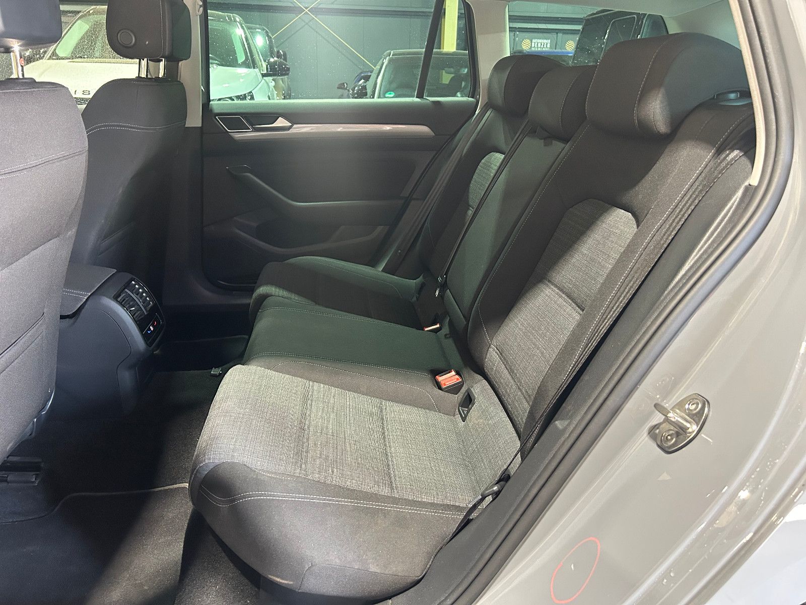 Fahrzeugabbildung Volkswagen Passat Variant Business/APPLE/8-FACH/ACC/KAMERA/