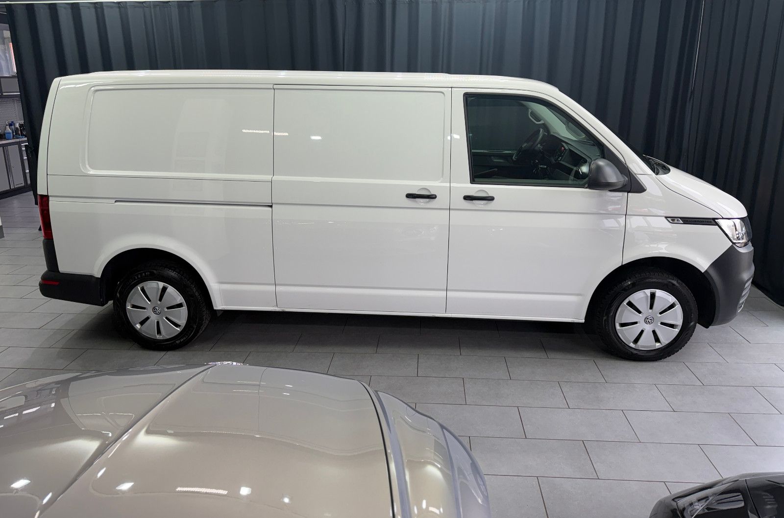 Fahrzeugabbildung Volkswagen T6.1 Transporter Kasten lang FWD|AC|PDC
