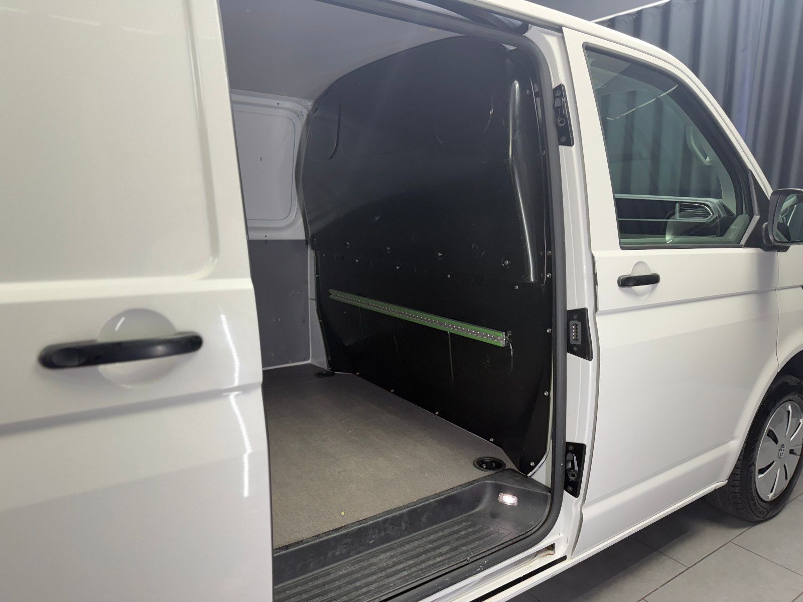 Fahrzeugabbildung Volkswagen T6.1 Transporter Kasten lang FWD|AC|PDC
