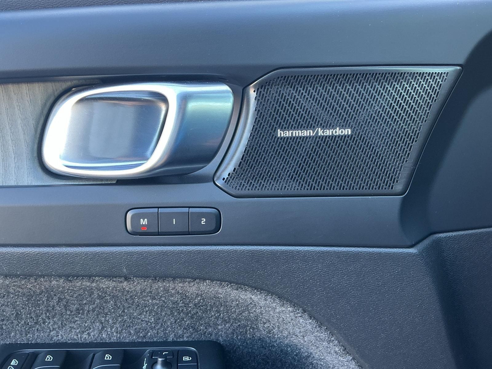 Volvo XC40 B3 DKG Dark LED PANO H&K Apple&Andro RFK foto 22