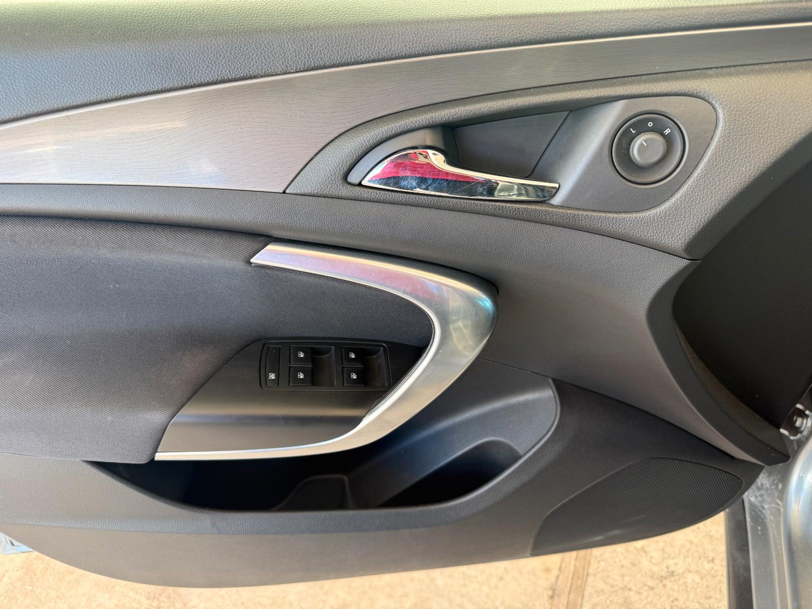 Opel Insignia 2011 — photo 16
