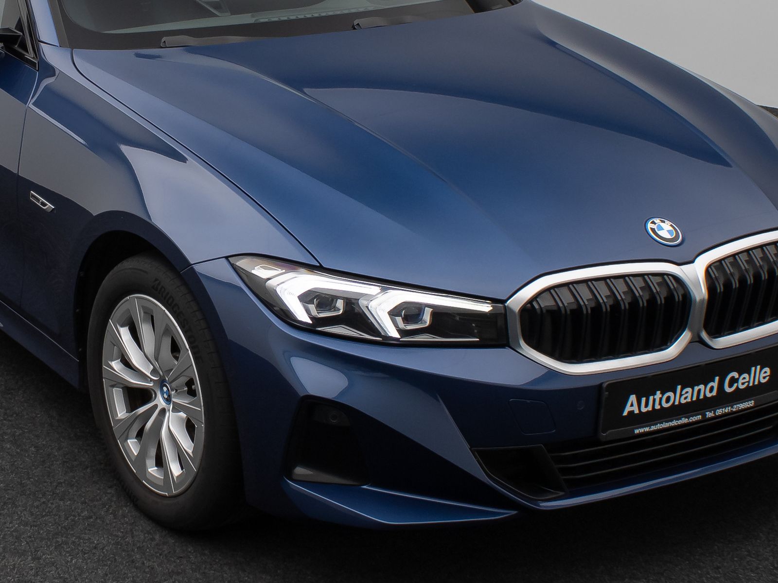 Fahrzeugabbildung BMW 330e HUD DAB HiFi CockPitPro PDC DrivingAssist