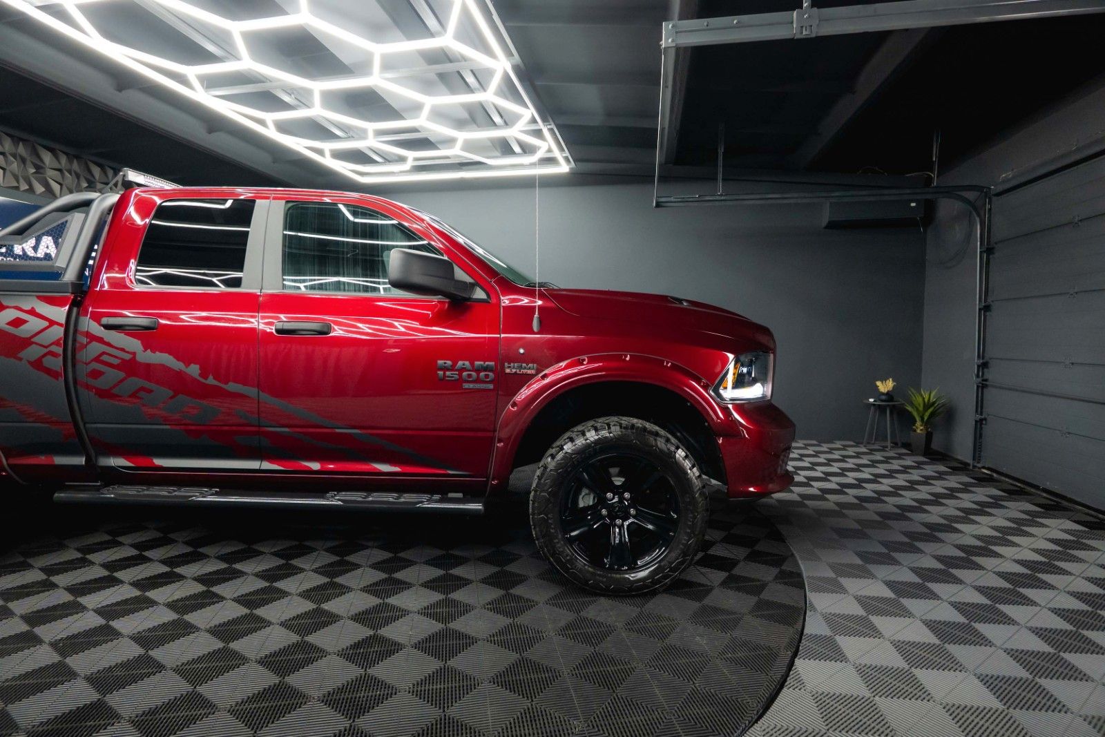 Fahrzeugabbildung Dodge RAM 5.7 V8 HEMI 4x4 OFFROAD Night-Paket LONG 19%