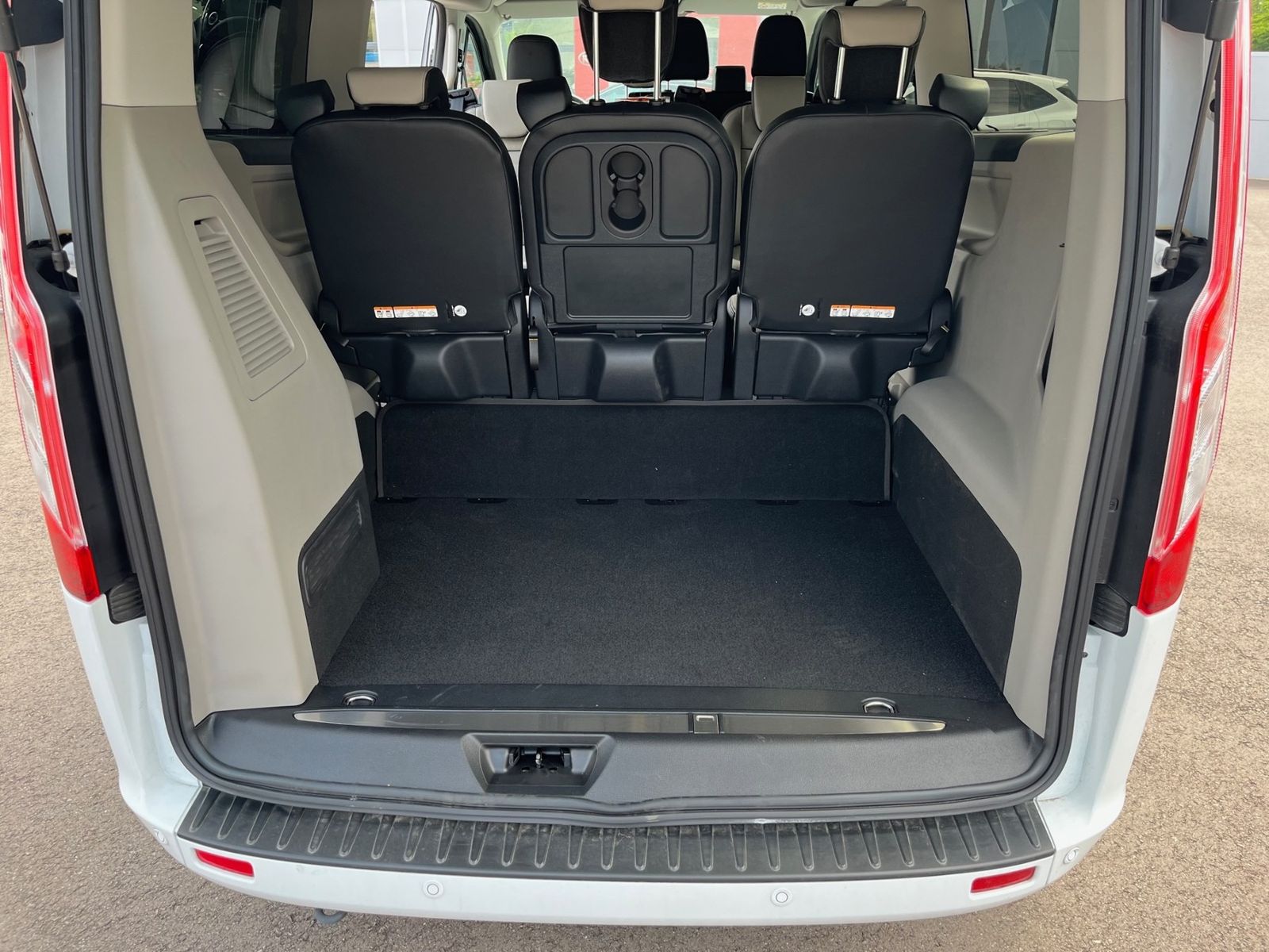 Fahrzeugabbildung Ford Tourneo Custom L2 Titanium, 9-Sitze, Navi, Kamer