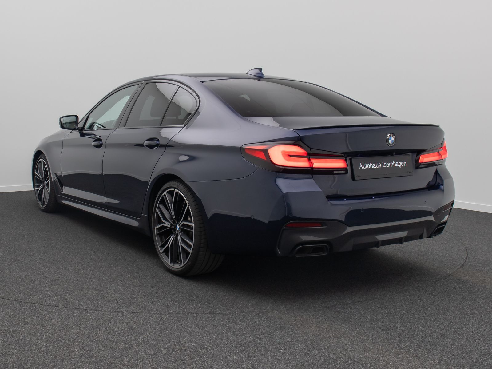 Fahrzeugabbildung BMW M550i xD B&W Laser 360°HUD DAB Komfort 20Zoll
