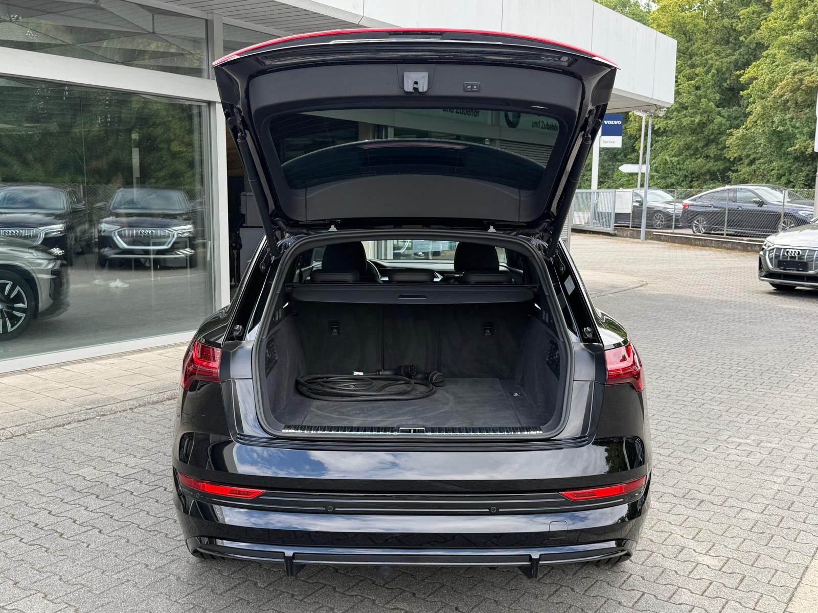 Fahrzeugabbildung Audi e-tron 55 QUAT 2X S LINE BLACK EDIT LUFT+360+AHK