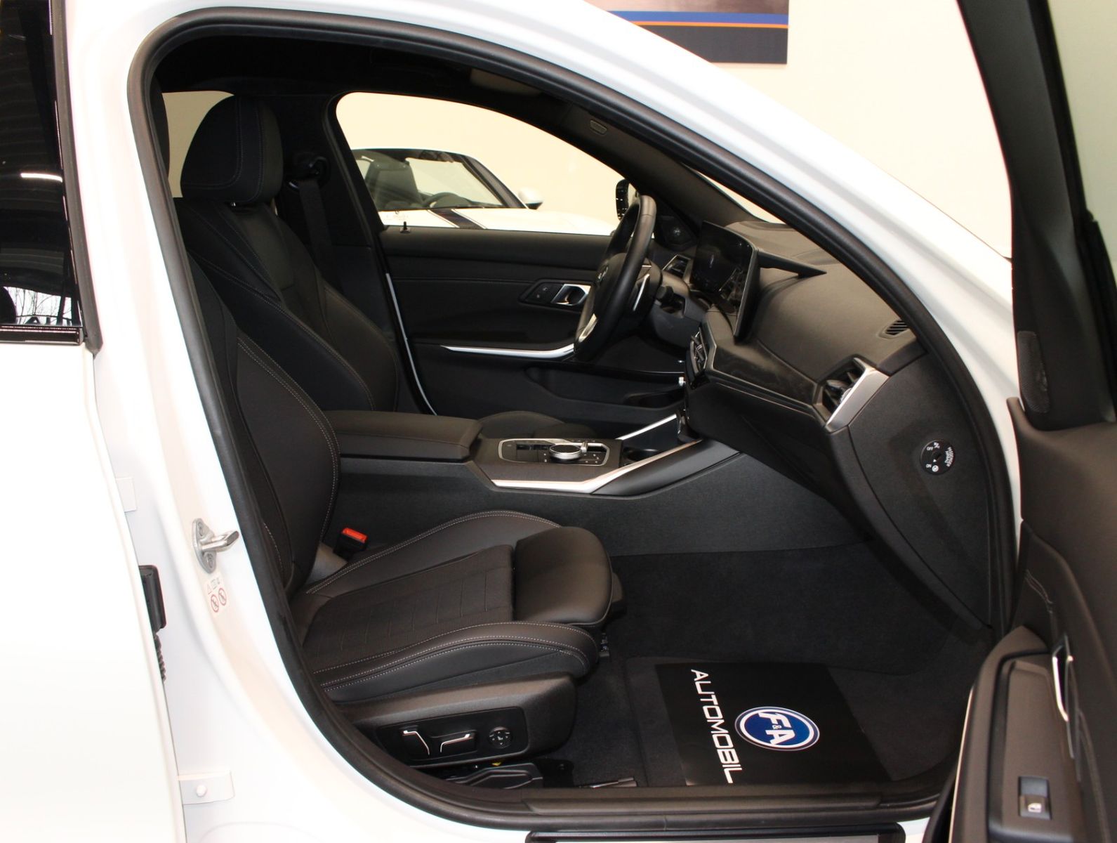 Fahrzeugabbildung BMW 320i LED*Standhzg*HUD*Memory*Harman Kardon