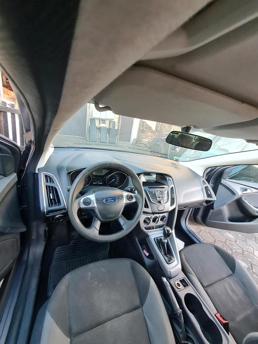 Ford Focus 2011 — interior