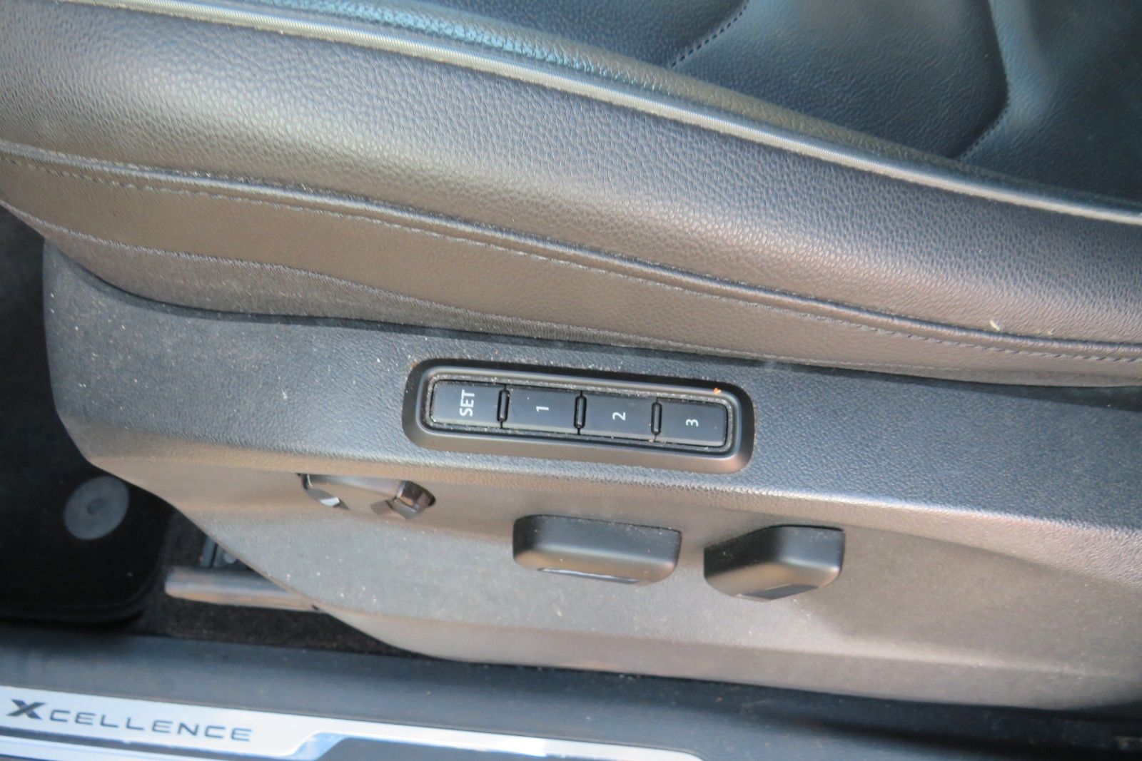 Fahrzeugabbildung SEAT Tarraco Xcellence PANO 7S ACC NAVI LEDER  LED