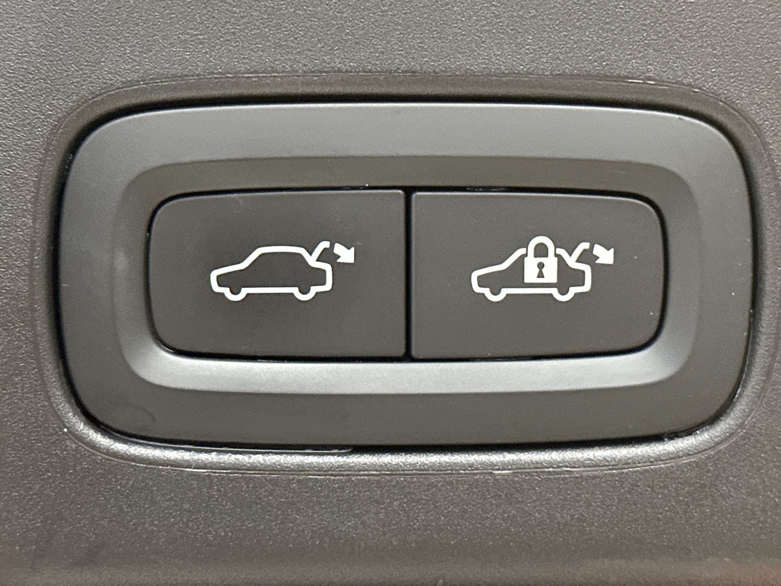 Fahrzeugabbildung Volvo V90 T6 Recharge AWD Plus Dark NAV+LED+AHK+PANORA