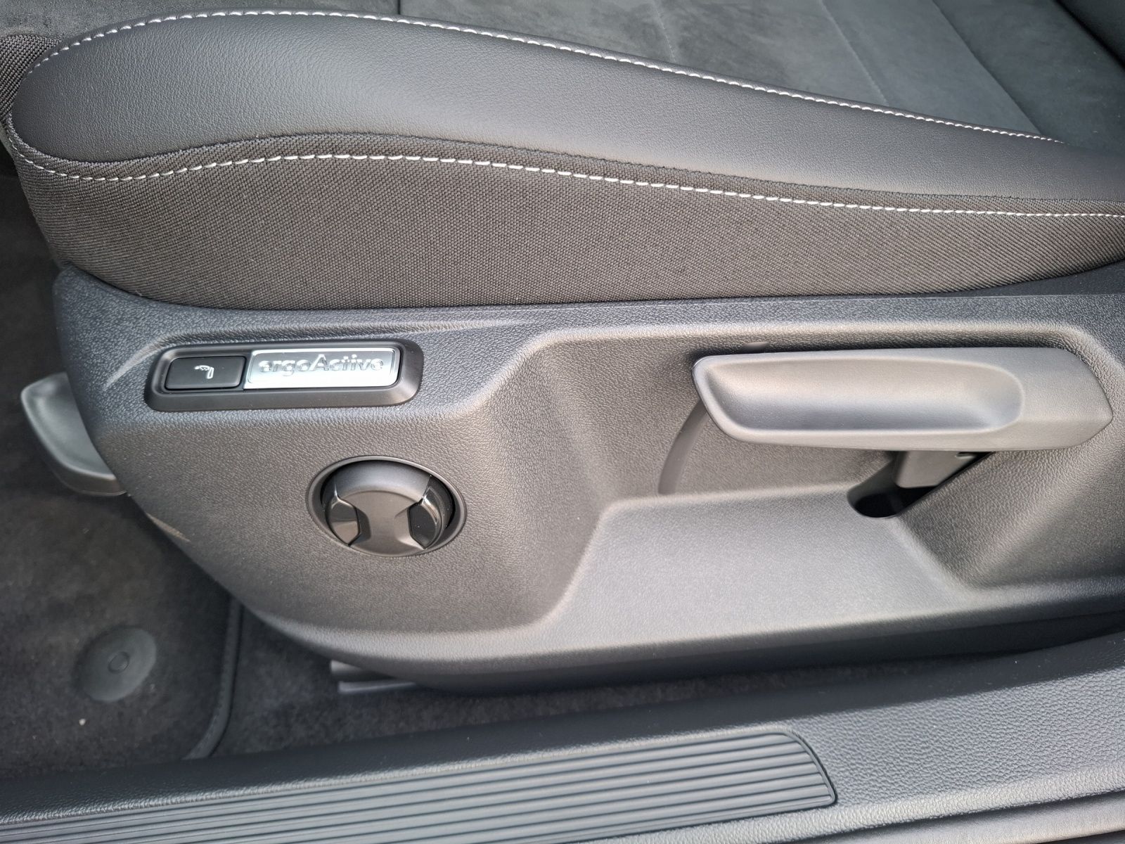 Fahrzeugabbildung Volkswagen T-Roc Style 4Motion AHZV, IQ.LIGHT