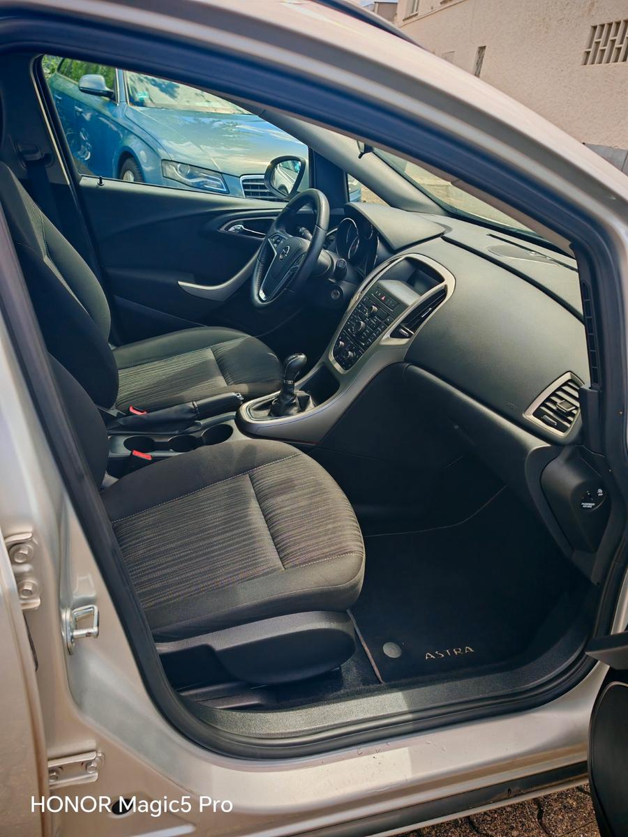 Opel Astra 2011 — photo 10