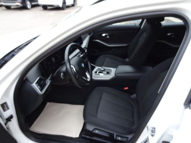 Fahrzeugabbildung BMW 318d/1.Hd/Curved/Navi/AHK/150PS/LED/115TKM/
